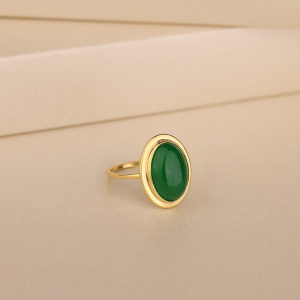 Oval Green Jade Stone Ring For Women in Gold or Silver, Modern Gemstone Ring to Wife, Dainty Mothers Ring, Promise Ring, Unique Gift For Her
