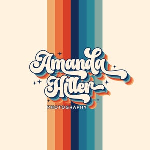 Puede incluir: Logotipo de estilo retro con el texto "Amanda Hillen PHOTOGRAPHY" en una fuente colorida y en capas sobre un fondo de rayas verticales en tonos naranja, rojo, azul y turquesa.