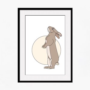 Może przedstawiać: Minimalistyczne rysowanie linią brązowego królika stojącego na tylnych łapach z uszami uniesionymi do góry, na białym tle z jasnożółtym kółkiem z tyłu.
