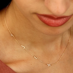 Seitliche Buchstabe Halskette, Initial Halskette, personalisierte Seite, Buchstabe Namen Halskette, Minimalistische Halskette, Geschenk für Frau, Geschenk für Mutter