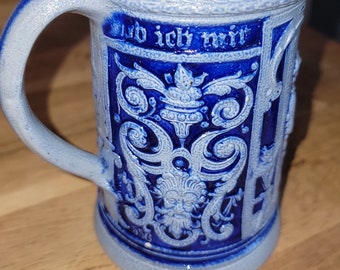 Boccale da birra tedesco autentico in stile celebrativo vintage dell'Oktoberfest con gres smaltato al sale dal design blu cobalto