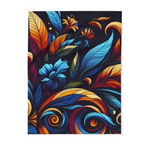 Puede incluir: Una manta decorativa rectangular con un vibrante diseño floral. El patrón incluye flores y hojas estilizadas en tonos de azul, naranja, amarillo y rojo sobre un fondo oscuro.