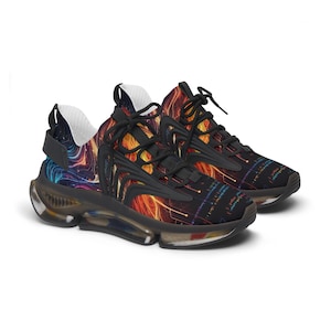 Puede incluir: Un par de zapatillas negras con un diseño abstracto colorido. Las zapatillas tienen una suela exterior transparente y translúcida.