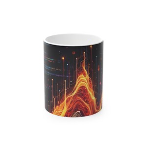 Könnte beinhalten: Eine weiße Keramiktasse mit schwarzem Hintergrund und einem farbenfrohen abstrakten Design aus wirbelnden Linien und Punkten in Orange-, Gelb- und Rottönen. Das Design ähnelt einer digitalen Platine oder einer Feuersbrunst.