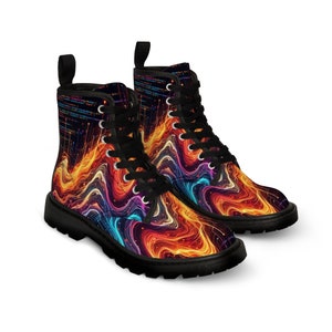 Peut inclure: Bottes en cuir noir avec un motif abstrait coloré composé de lignes tourbillonnantes et de couleurs vives comme l'orange, le jaune, le bleu et le violet.