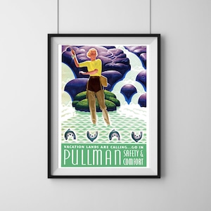 Op de afbeelding: Een vintage reisposter die reclame maakt voor reizen met de Pullman-trein. De poster toont een vrouw in een geel shirt en kaki broek die aan het vissen is in een rivier. De tekst op de poster luidt "Vacation lands are calling... go in Pullman Safety & Comfort."