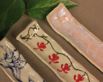 Quemador de incienso de cerámica - Soporte para incienso hecho a mano, con motivos de corazones sangrantes, flores azules y brillo.