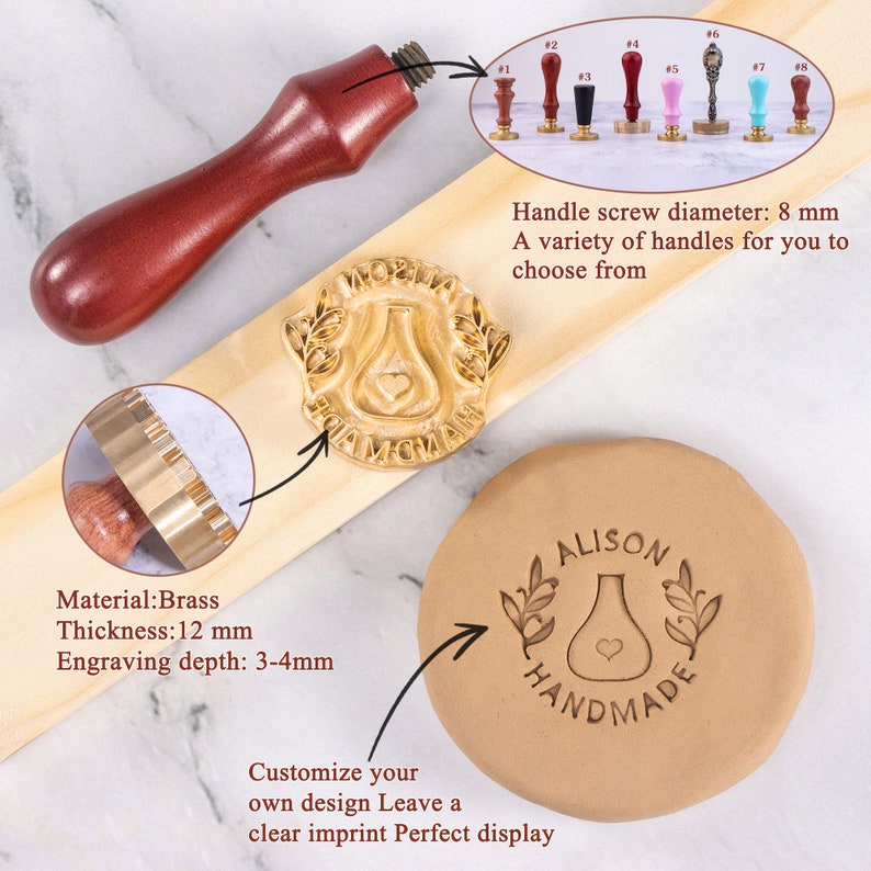 Puede incluir: Un sello de lat&oacute;n con un dise&ntilde;o de una botella con un coraz&oacute;n en su interior y las palabras "Alison Handmade". El sello se muestra sobre una superficie de madera y una pieza de arcilla con la impresi&oacute;n del sello. El sello tiene un grosor de 12 mm y una profundidad de grabado de 3-4 mm. El sello viene con una variedad de mangos para elegir.