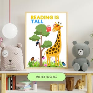 Puede incluir: Un póster enmarcado con el texto "READING IS TALL" sobre una jirafa de dibujos animados con gafas y un libro. La jirafa está cerca de un árbol con un tucán y mariposas. Las palabras "POSTER DIGITAL" están en la parte inferior.