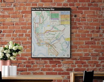 Könnte beinhalten: Ein rechteckiges Wandposter mit einem New Yorker U-Bahn-Plan, schwarzem Rand und Kopfzeile. Die Karte zeigt komplexe farbige Transitlinien, Stationsmarkierungen und ein detailliertes Legendenraster auf weißem Hintergrund.