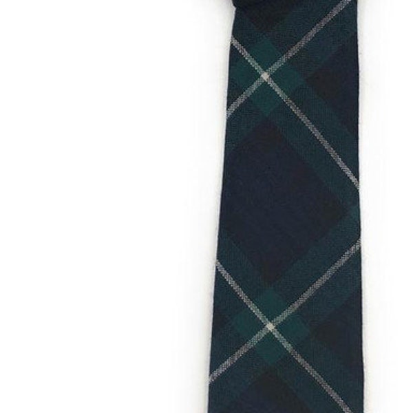 Corbata Lamont Tartan en Escocia hecha a medida: 100% lana, estilo tradicional para cualquier ocasión, sostenible y duradera.