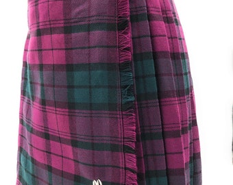 Nouveau kilt haut de gamme Lindsay pour filles, épingle à kilt incluse. Parfait pour les occasions écossaises. Disponible en plusieurs tailles. Obtenez le vôtre maintenant !