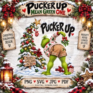 Könnte beinhalten: Ein digitales Design mit einer grünen Figur in einem gemusterten Pullover und beigen Shorts, die Misteln neben einem geschmückten Weihnachtsbaum hält. Der Text umfasst Pucker Up Mean Green One, Pucker Up, Naughty Never Looked So Cute und Naughty Looks Good On You.