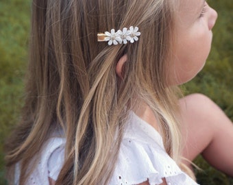 Haarklammer „Emilia“ für Mädchen mit weiß-goldenen kleinen Blumen im 2er Set| Blumen Haarspange Kinder | Haarschmuck Kinder Blumen |