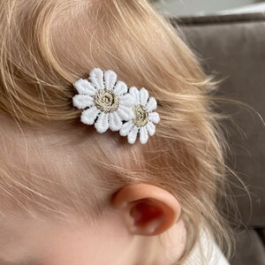 Baby Haarspange Emilia für Mädchen mit weiß-goldenen Blumen Haarschmuck Kinder Haarklammer Mädchen Blumen Baby Fotoshooting Outfit zdjęcie 3