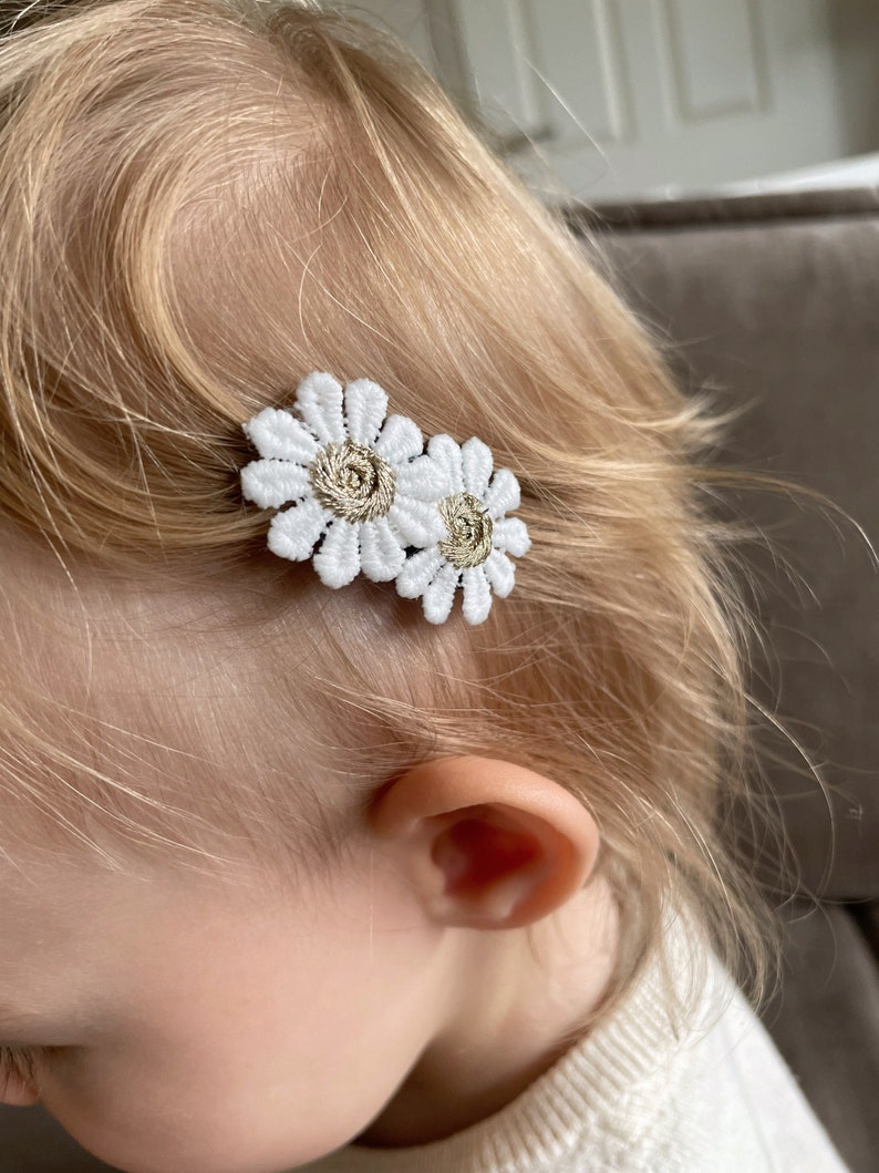 Baby Haarspange Emilia für Mädchen mit weiß-goldenen Blumen Haarschmuck Kinder Haarklammer Mädchen Blumen Baby Fotoshooting Outfit zdjęcie 3