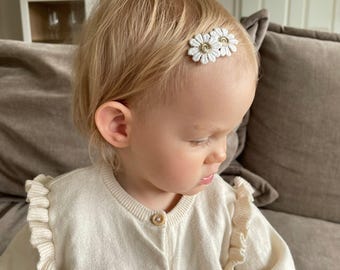 Baby Haarspange „Emilia“ für Mädchen mit weiß-goldenen Blumen | Haarschmuck Kinder | Haarklammer Mädchen Blumen | Baby Fotoshooting Outfit