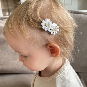 Baby Haarspange Emilia für Mädchen mit weiß-goldenen Blumen Haarschmuck Kinder Haarklammer Mädchen Blumen Baby Fotoshooting Outfit zdjęcie 2