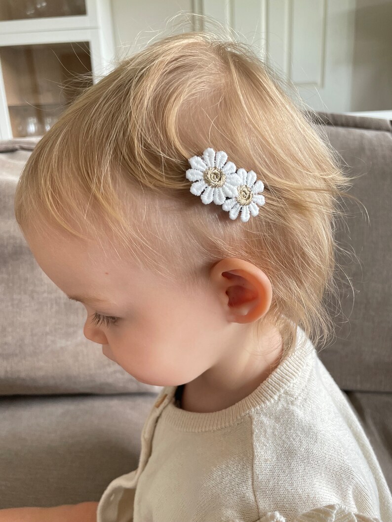 Baby Haarspange Emilia für Mädchen mit weiß-goldenen Blumen Haarschmuck Kinder Haarklammer Mädchen Blumen Baby Fotoshooting Outfit zdjęcie 2