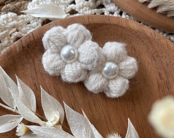 Baby Haarspange für Mädchen mit cremefarbenen Blumen aus Wolle & Perlen | Haarschmuck Kinder | Haarklammer Mädchen | Baby Newborn Shooting