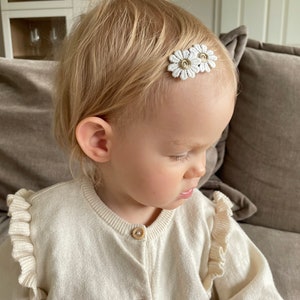 Baby Haarspange Emilia für Mädchen mit weiß-goldenen Blumen Haarschmuck Kinder Haarklammer Mädchen Blumen Baby Fotoshooting Outfit Bild 1