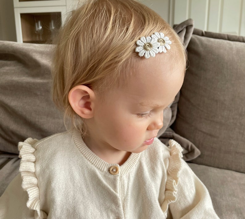 Baby Haarspange Emilia für Mädchen mit weiß-goldenen Blumen Haarschmuck Kinder Haarklammer Mädchen Blumen Baby Fotoshooting Outfit Bild 1