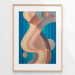 Op de afbeelding: Abstracte kunstafdruk in een houten lijst. Het kunstwerk toont vloeiende, organische vormen in tinten perzik, bruin en grijs tegen een verticale blauw gestreepte achtergrond. Bolvormige vormen in oranje, grijs en rood zijn ook aanwezig. De tekst "COTTAGECORE NOOK" staat onderaan.