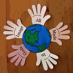 Può includere: Un globo terrestre blu circondato da quattro mani di carta con le parole "All Made In Gods Image" scritte su di esse. Le mani sono su uno sfondo di legno marrone.