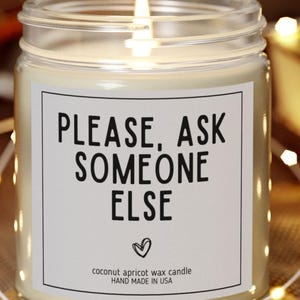 Decorazione divertente per ufficio, regalo di lavoro per colleghi, regalo per il capo, regalo per la coinquilina, scherzo per la migliore amica, per favore, chiedi a qualcun altro, candela da 9 once