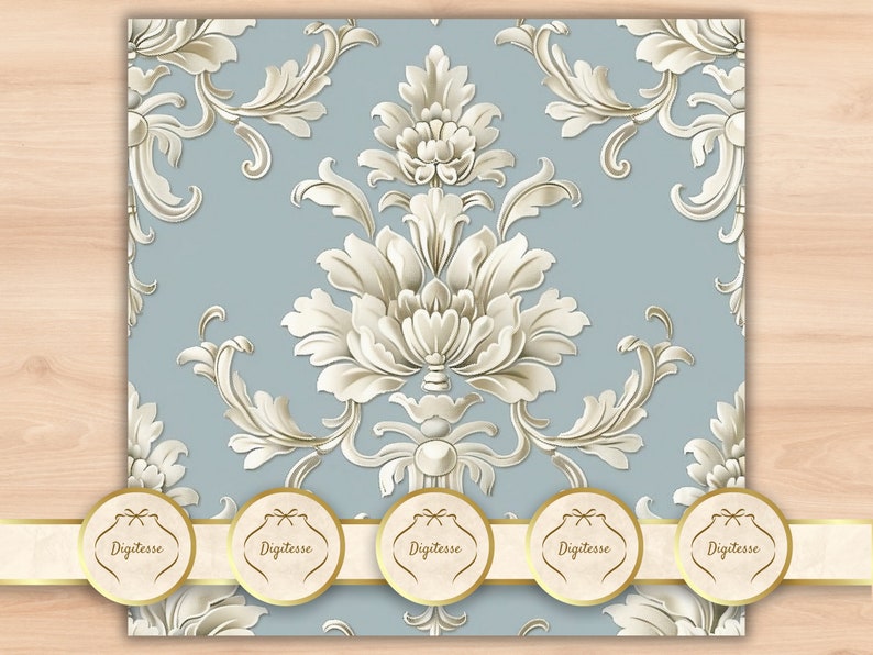 以下が含まれることがあります： 薄い青色の背景に白と金のダマスク模様が施されたシームレスなパターン。パターンは複雑で、スタイリッシュな花と葉の繰り返しモチーフが特徴です。