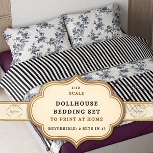Op de afbeelding: Poppenhuis beddengoedset op schaal 1:12 met een omkeerbaar ontwerp. De set heeft een zwart-wit gestreept patroon en een bloemenpatroon op een witte achtergrond. Ontworpen om thuis af te drukken.