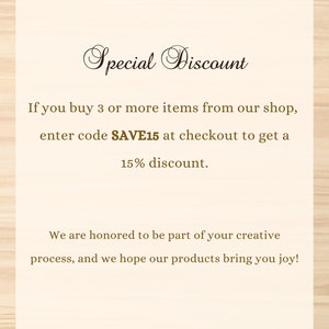 以下が含まれることがあります： 木目調の背景にテキストが表示された画像です。テキストには「スペシャルディスカウント」と表示され、3点以上の商品を購入し、チェックアウト時にコードSAVE15を入力すると、注文金額から15%割引になることが説明されています。また、テキストには「私たちはあなたの創造的なプロセスの一部であることを光栄に思います。そして、私たちの製品があなたに喜びをもたらすことを願っています！」と記載されています。