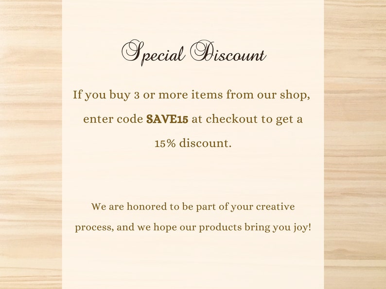 以下が含まれることがあります： 木目調の背景にテキストが表示された画像です。テキストには「スペシャルディスカウント」と表示され、3点以上の商品を購入し、チェックアウト時にコードSAVE15を入力すると、注文金額から15%割引になることが説明されています。また、テキストには「私たちはあなたの創造的なプロセスの一部であることを光栄に思います。そして、私たちの製品があなたに喜びをもたらすことを願っています！」と記載されています。
