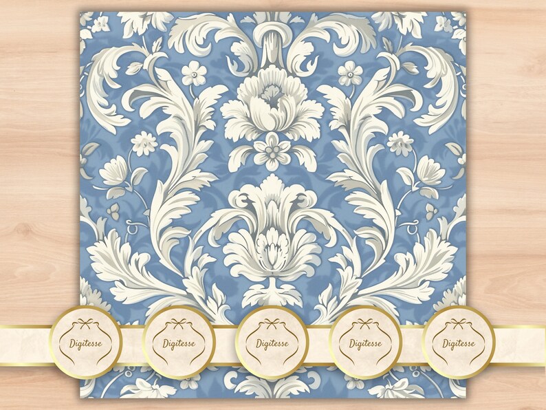 以下が含まれることがあります： 青と白のダマスク柄で、花柄のデザインが施されています。パターンは画像全体に繰り返されています。画像には、5つの金色の円が縁取りになっており、各円には「Digiteresse」という単語が書かれています。
