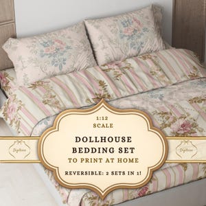 Può includere: Set di biancheria da letto per casa delle bambole con motivo floreale e a righe in rosa, bianco e beige. Il set include due federe e un copripiumino reversibile. Il testo sull'immagine recita "1:12 Scale Dollhouse Bedding Set To Print At Home".