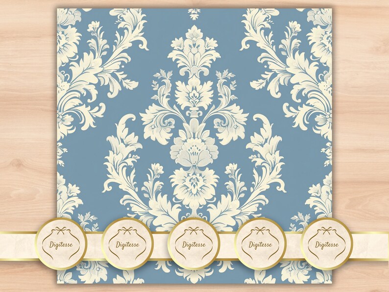 以下が含まれることがあります： ダマスク柄のシームレスパターンデジタルペーパー。背景は薄い青色で、パターンはクリーム色です。パターンは複雑な花のデザインで構成されています。