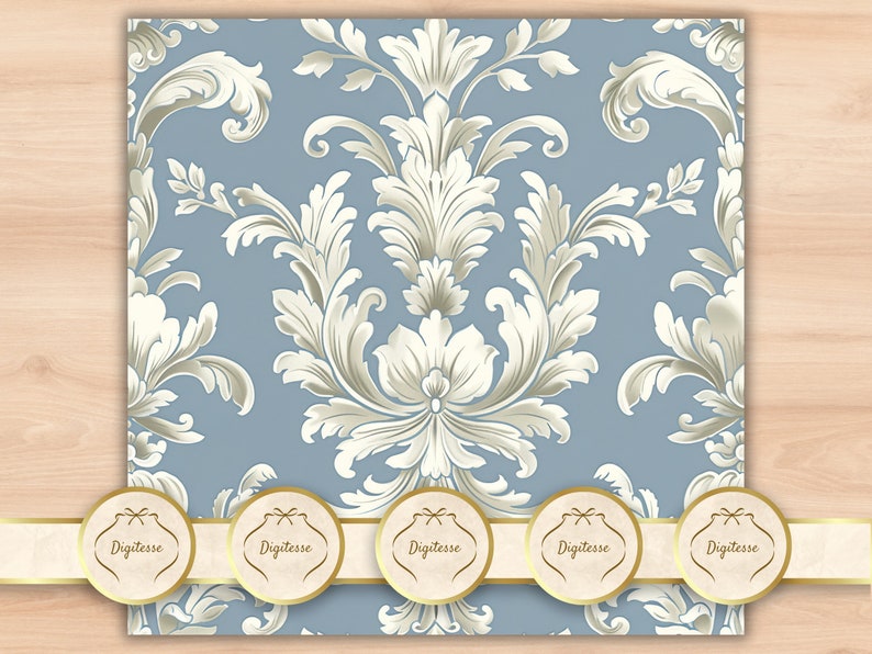 以下が含まれることがあります： 薄い青色の背景に、銀色の装飾的な花柄が繰り返し描かれたシームレスなパターン。伝統的なダマスク柄の壁紙を思わせるパターンです。