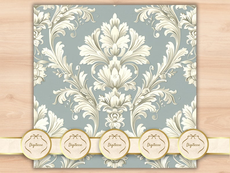 以下が含まれることがあります： 薄い青色の背景に白いダマスク模様が施されたシームレスなパターン。パターンは画像全体に繰り返されています。画像には、黒いテキストで「Digiteresse」と書かれた金色の円が5つ含まれています。