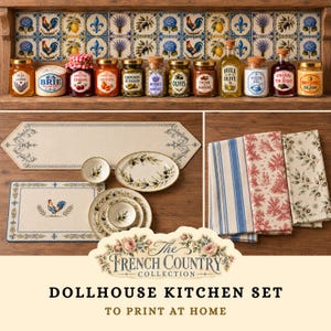 Pode incluir: Um conjunto de cozinha em miniatura com uma prateleira de azulejos decorativos, frascos de vidro rotulados, um caminho de mesa, pratos com motivos de azeitonas, um lugar americano com um galo e três guardanapos de tecido dobrados com padrões.