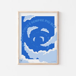 Può includere: Un poster blu e bianco con il testo "MA IL CIELO È SEMPRE PIÙ BLU" e un motivo a spirale di nuvole.