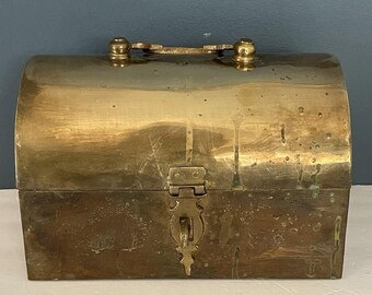 Ataúd antiguo de latón con tapa abovedada, fabricado en India, estilo Hollywood Regency.