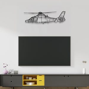 Peut inclure: Une d&eacute;coration murale en m&eacute;tal noir en forme d'h&eacute;licopt&egrave;re avec un t&eacute;l&eacute;viseur noir sur un meuble TV gris avec des tiroirs jaunes.