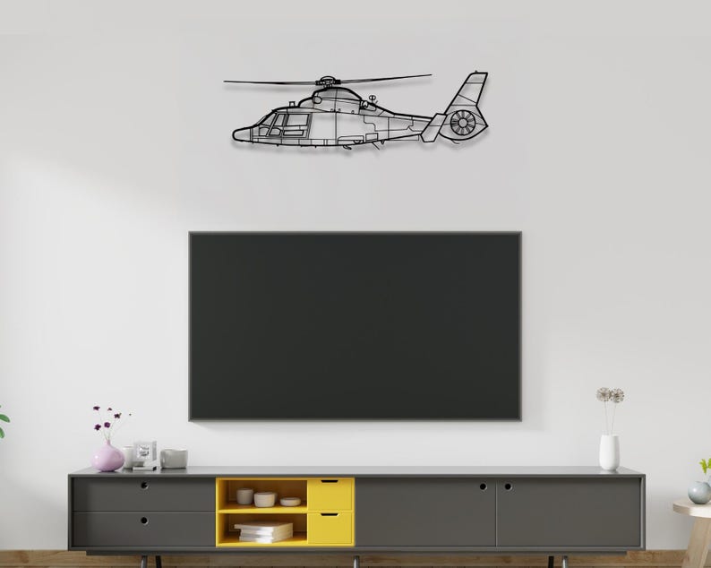 Peut inclure: Une d&eacute;coration murale en m&eacute;tal noir en forme d'h&eacute;licopt&egrave;re avec un t&eacute;l&eacute;viseur noir sur un meuble TV gris avec des tiroirs jaunes.