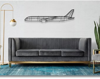 Könnte beinhalten: Eine schwarze Flugzeugwanddekoration aus Metall mit einem grauen Samtsofa davor. Das Sofa hat eine goldene Basis und steht in einem Raum mit einer weißen Wand und einem blauen Teppich.