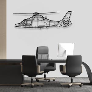 Peut inclure: Une silhouette noire en m&eacute;tal d'un h&eacute;licopt&egrave;re suspendue &agrave; un mur blanc au-dessus d'un bureau noir avec trois chaises de bureau noires.