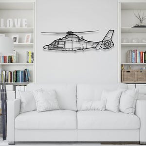 Peut inclure: D&eacute;coration murale en m&eacute;tal noir repr&eacute;sentant un h&eacute;licopt&egrave;re en vol. L'h&eacute;licopt&egrave;re est en silhouette et pr&eacute;sente un design d&eacute;taill&eacute;. L'&oelig;uvre d'art est mont&eacute;e sur un mur blanc au-dessus d'un canap&eacute; blanc.