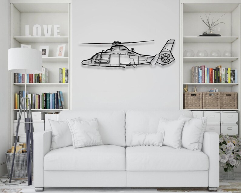 Peut inclure: D&eacute;coration murale en m&eacute;tal noir repr&eacute;sentant un h&eacute;licopt&egrave;re en vol. L'h&eacute;licopt&egrave;re est en silhouette et pr&eacute;sente un design d&eacute;taill&eacute;. L'&oelig;uvre d'art est mont&eacute;e sur un mur blanc au-dessus d'un canap&eacute; blanc.