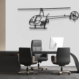 Puede incluir: Decoración mural de metal negro con un helicóptero. El helicóptero está representado en un estilo minimalista, con contornos detallados del cuerpo, el rotor y la cola. La obra de arte está montada en una pared gris claro sobre un escritorio negro y sillas de oficina.