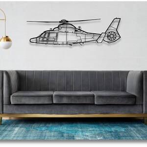 Peut inclure: Une d&eacute;coration murale en m&eacute;tal noir en forme d'h&eacute;licopt&egrave;re avec un canap&eacute; gris au premier plan. L'h&eacute;licopt&egrave;re est mont&eacute; sur un mur blanc. Le canap&eacute; a une base dor&eacute;e et repose sur un tapis bleu.