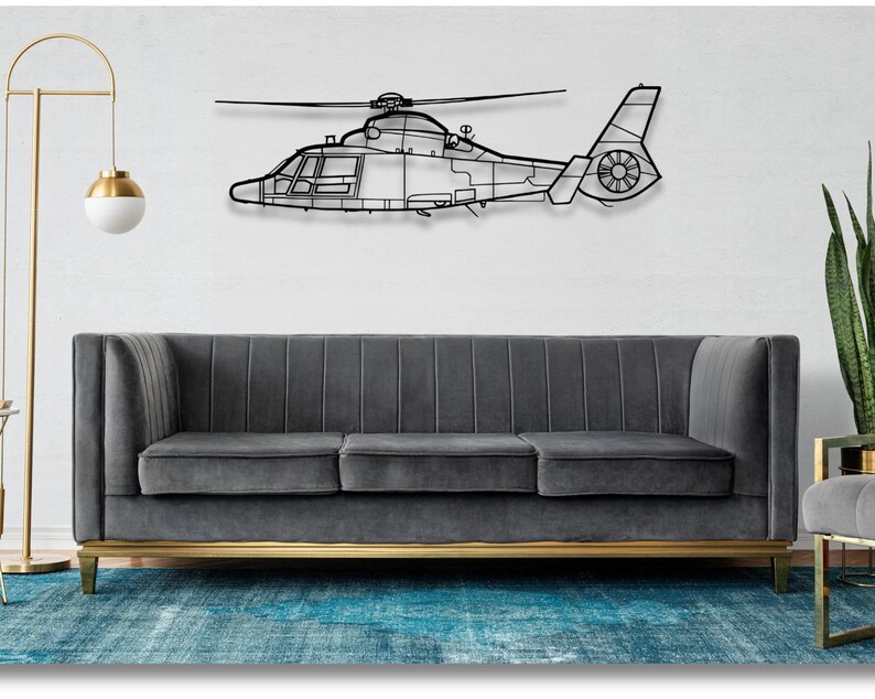Peut inclure: Une d&eacute;coration murale en m&eacute;tal noir en forme d'h&eacute;licopt&egrave;re avec un canap&eacute; gris au premier plan. L'h&eacute;licopt&egrave;re est mont&eacute; sur un mur blanc. Le canap&eacute; a une base dor&eacute;e et repose sur un tapis bleu.